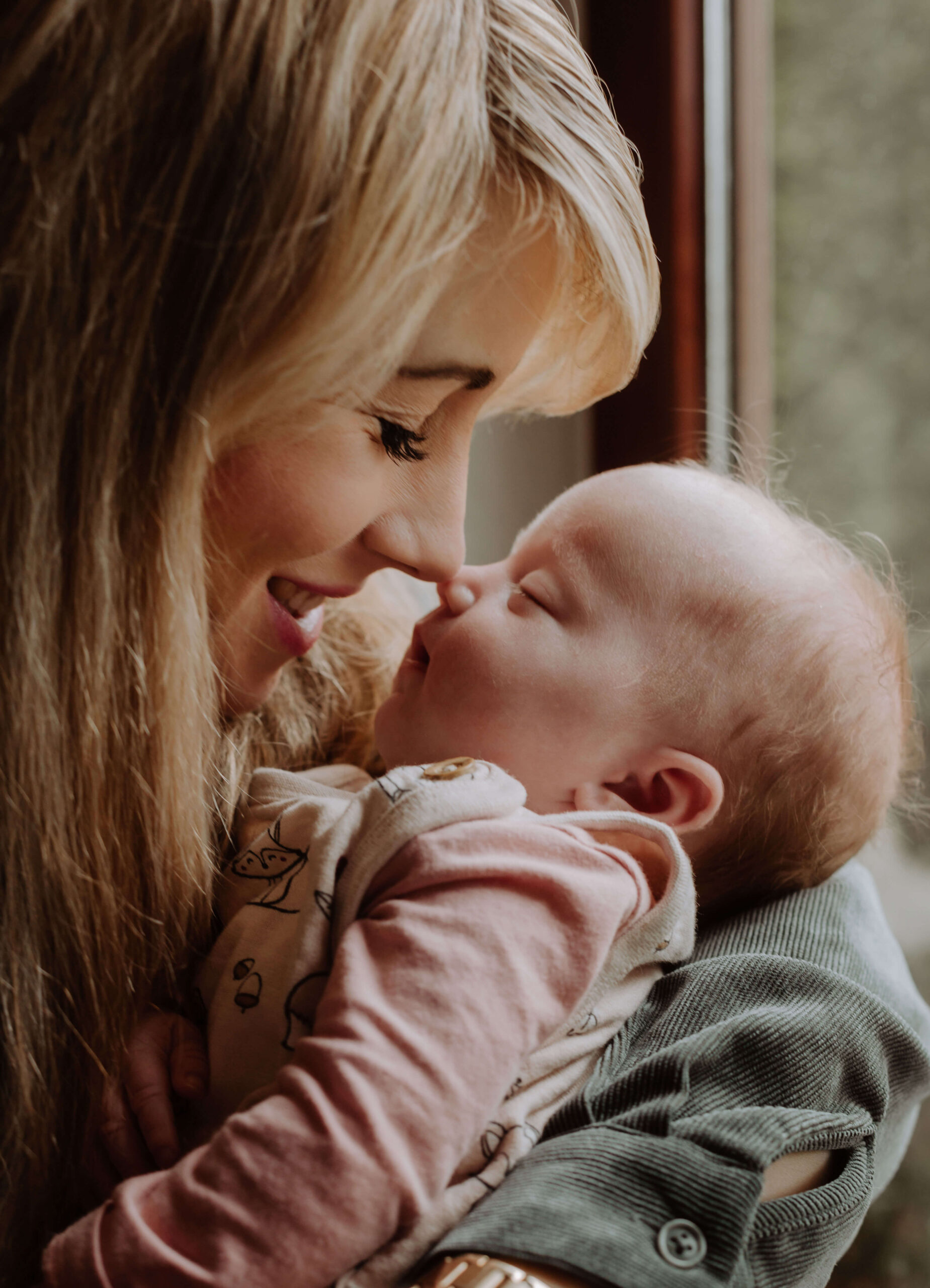 Babyfotograf Bremen Mutter mit kleinem Baby