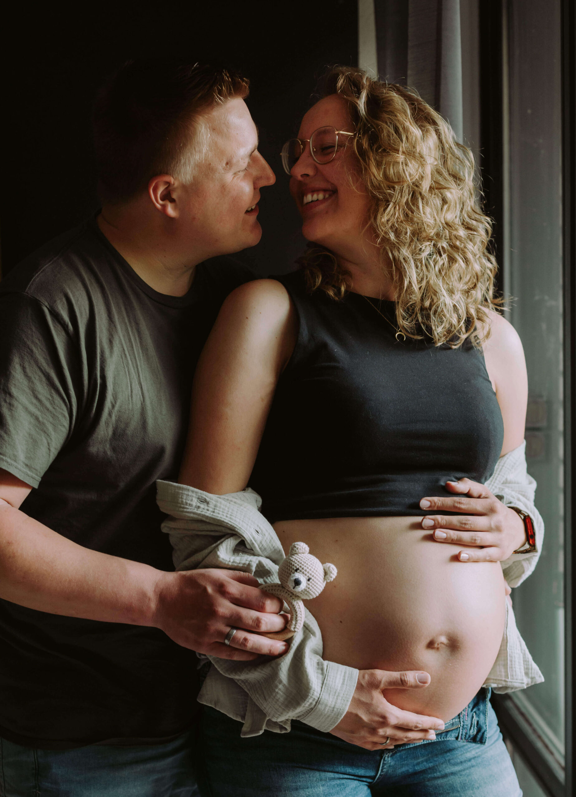 Familienfotograf Bremen Künftige Eltern zeigen Babybauch
