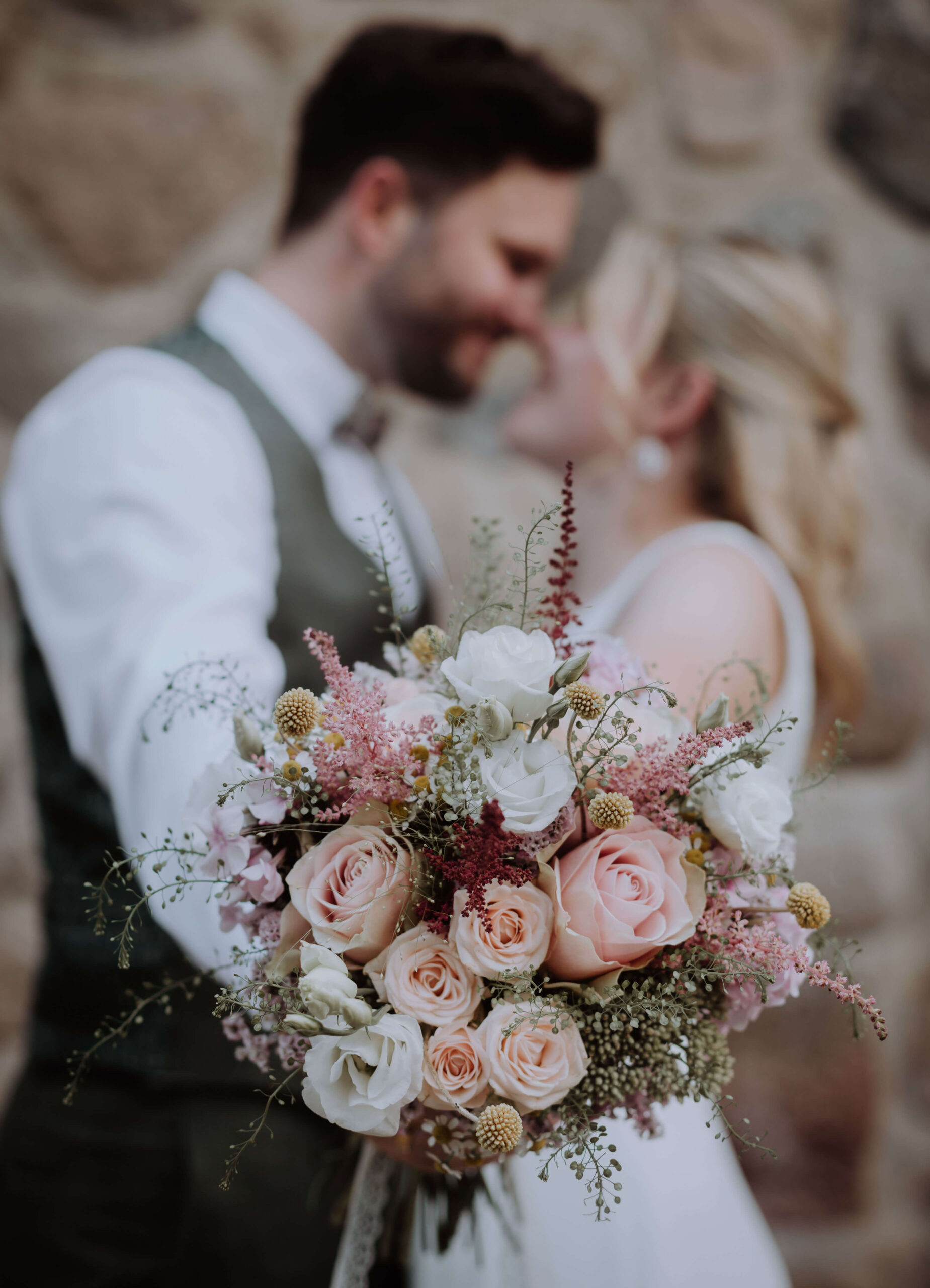Hochzeitsfotograf Bremen Brautpaar zeigt Brautstrauß