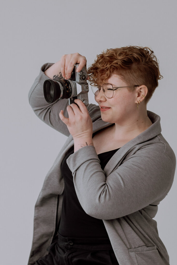 Businessfotograf-Bremen-Frau-schaut-durch-Kamera