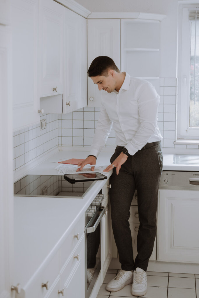 Businessfotograf-Bremen-Ein-Makler-in-einer-küche