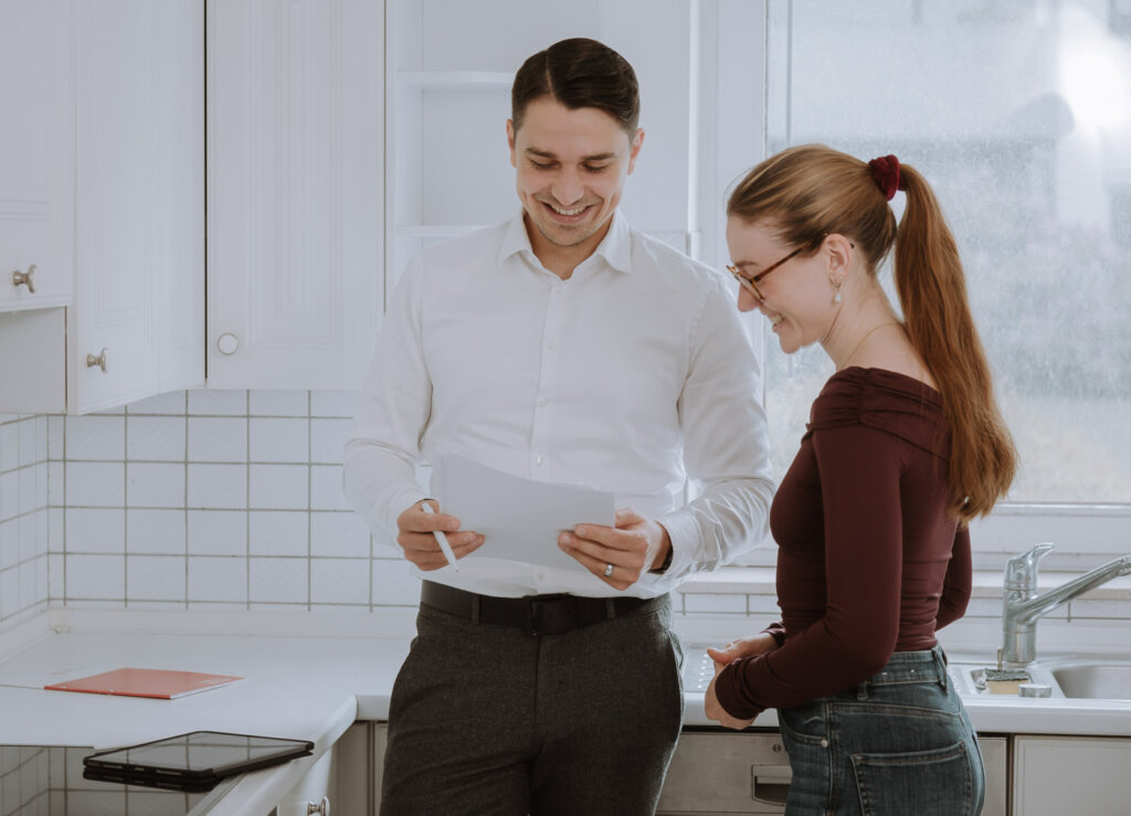 Businessfotograf-Bremen-Ein-Makler-mit-seiner-Kundin und sie schauen unterlagen an