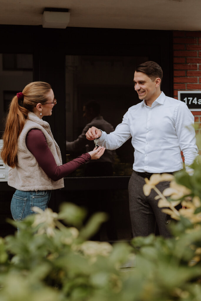 Businessfotograf-Bremen-Ein-Makler-übergibt-einen-schlüssel an seine kundin