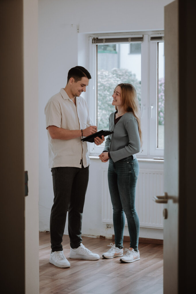 Businessfotograf-Bremen-Ein-Makler-zeigt-eine-wohnung seiner kundin