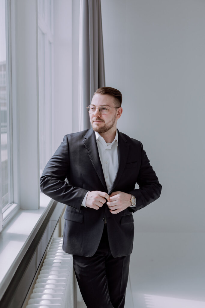 Businessfotograf-Bremen-Ein-Mann-Am-Fenster