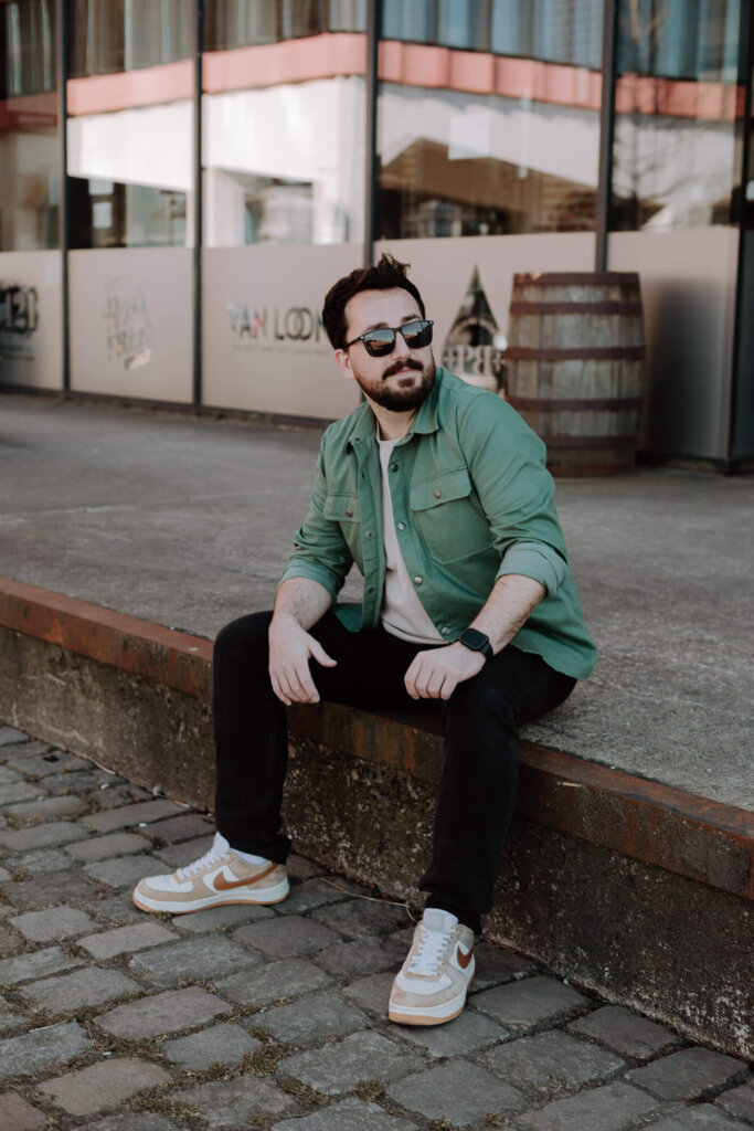Businessfotograf-Bremen-Ein-Mann-Sitzt