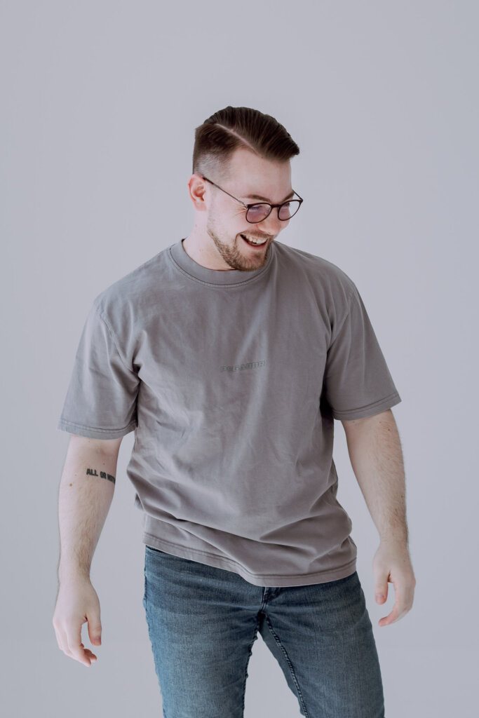 Businessfotograf-Bremen-Ein-Mann-schaut-zu-Boden-und-lacht