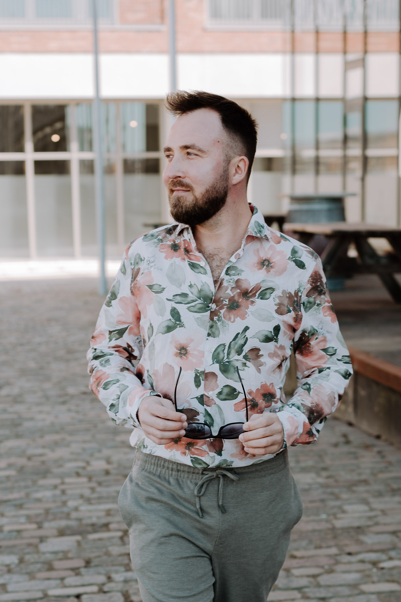 Businessfotograf-Bremen-Ein-Mann läuft mit seiner Sonnenbrille in der Hand