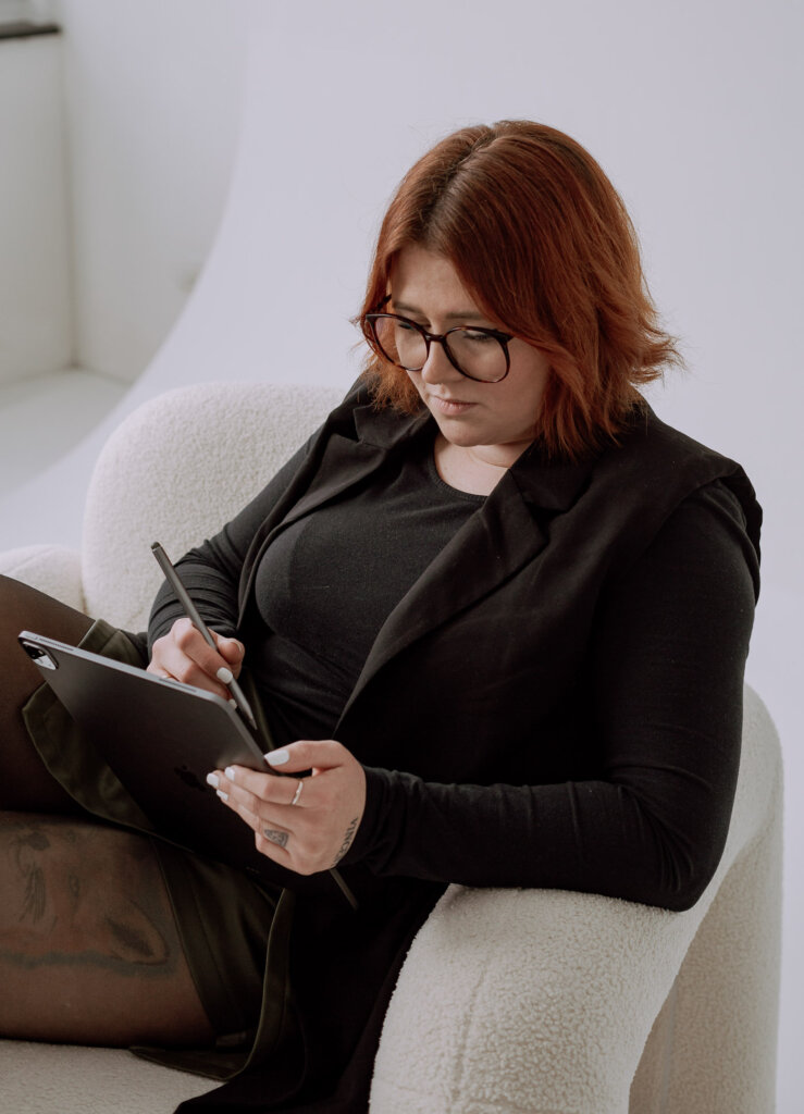 Businessfotograf-Bremen-Eine-Frau-arbeitet-am-Tablet