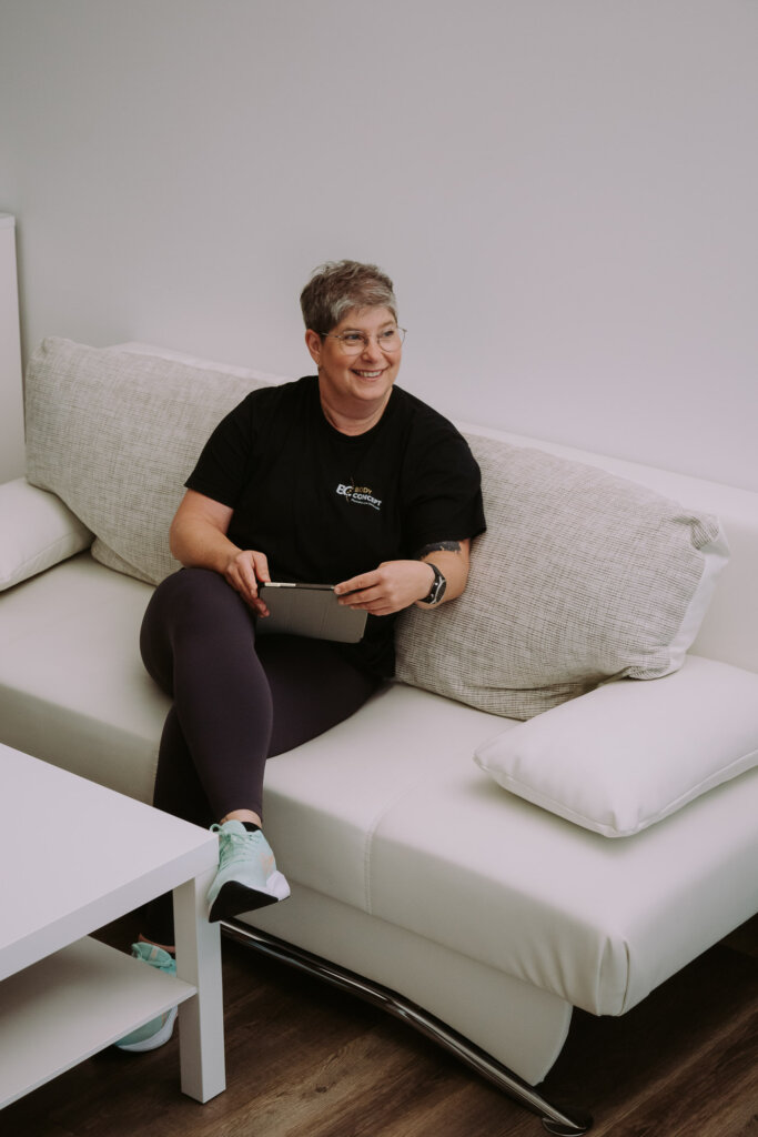 Businessfotograf-Bremen-Eine-Frau-auf-einem-Sofa