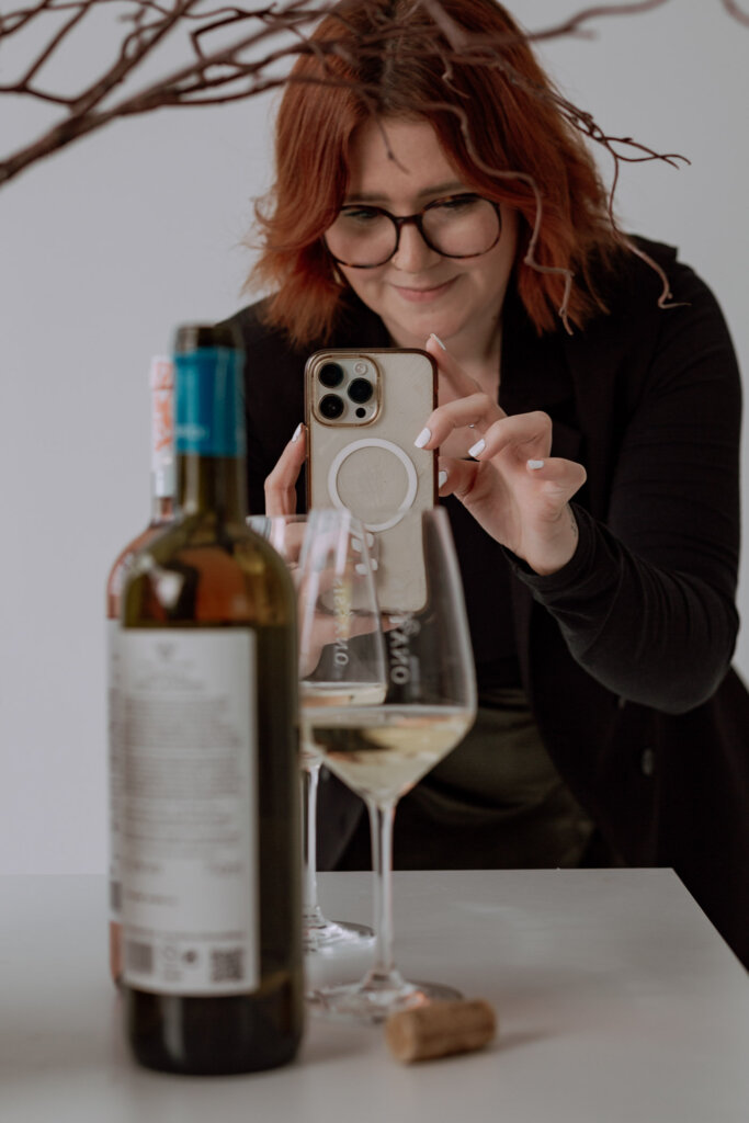 Businessfotograf-Bremen-Eine-Frau-fotografiert-Wein