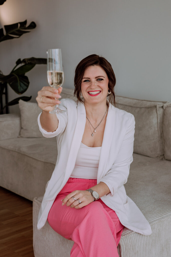 Businessfotograf-Bremen-Eine-Frau-hält-ein-glas-sekt