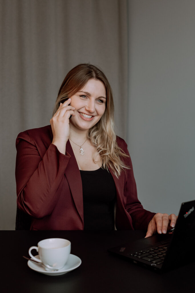 Businessfotograf-Bremen-Eine-Frau-mit-Handy-lacht