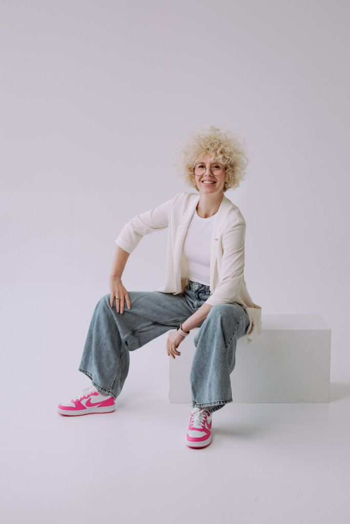 Businessfotograf-Bremen-Eine-Frau-mit-Jeans-sitzt