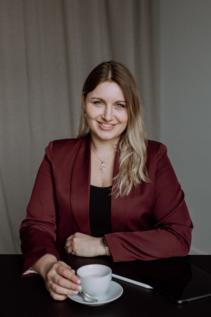 Businessfotograf-Bremen-Eine-Frau-mit-kaffeetasse-lächelt