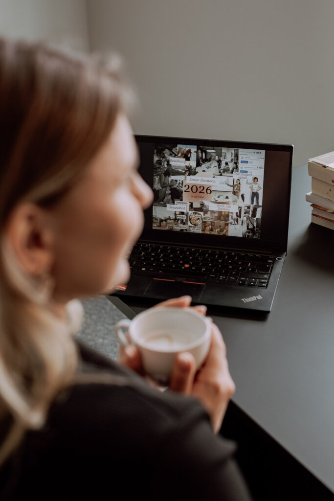 Businessfotograf-Bremen-Eine-Frau-mit-kaffeetasse-schaut-auf-ihr-visionboard