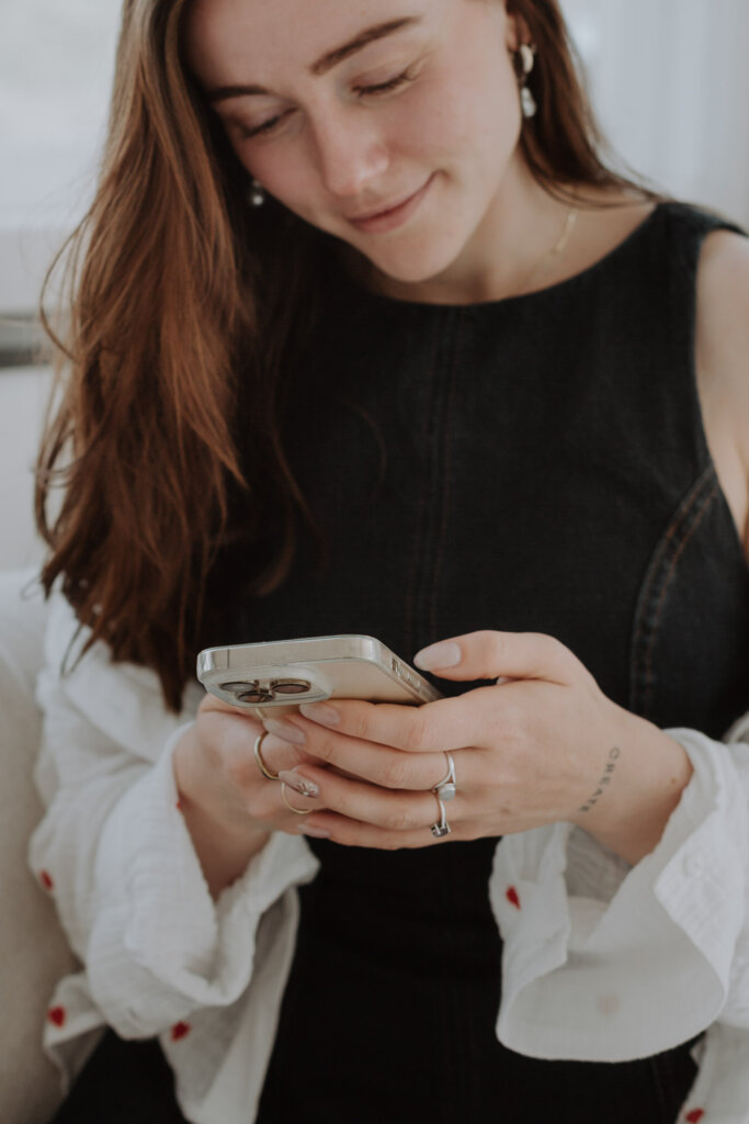 Businessfotograf-Bremen-Eine-Frau-schaut-auf-ihr-handy