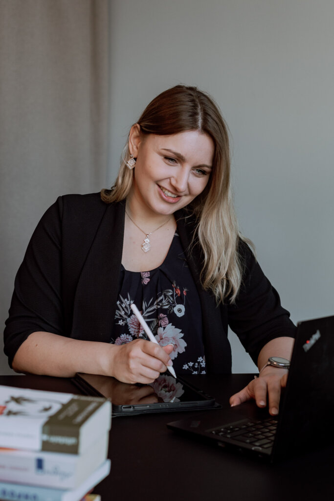 Businessfotograf-Bremen-Eine-Frau-schreibt