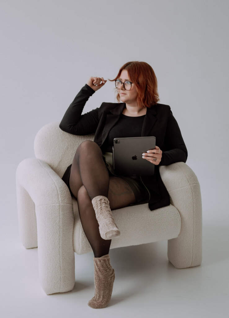 Businessfotograf-Bremen-Eine-Frau-sieht-nachdenklich-aus