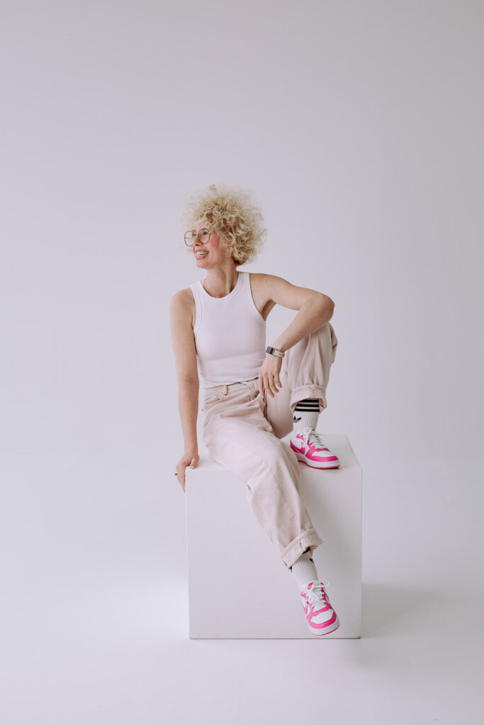 Businessfotograf-Bremen-Eine-Frau-sitzt-cool-auf-einem-Hocker