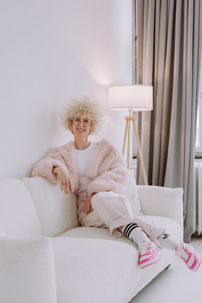 Businessfotograf-Bremen-Eine-Frau-sitzt-seitlich-auf-einem-Sofa