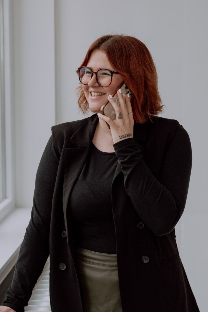 Businessfotograf-Bremen-Eine-Frau-telefoniert-und-lacht