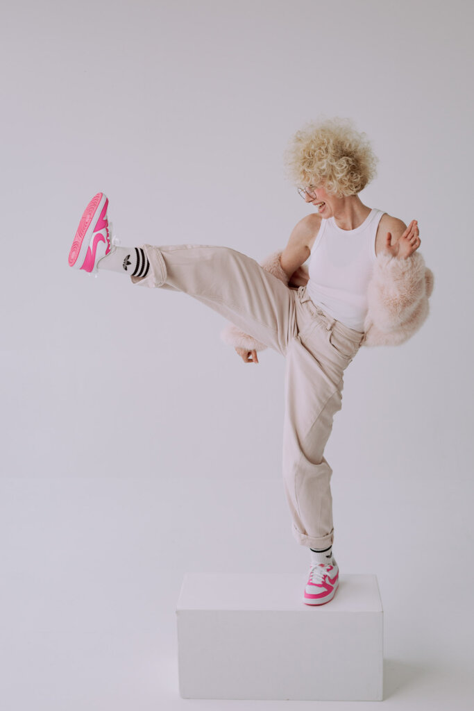 Businessfotograf-Bremen-Eine-Frau-tritt-in-die-Luft