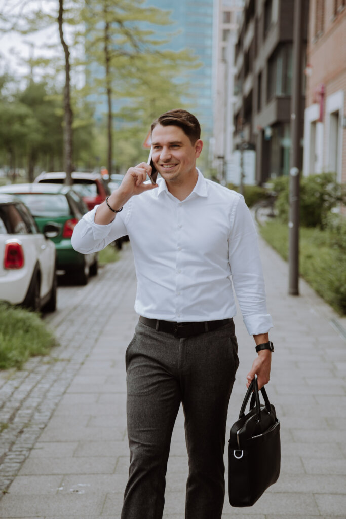 Businessfotograf-Bremen-Nahaufnahme-Eines-Geschäftsmannes mit Handy