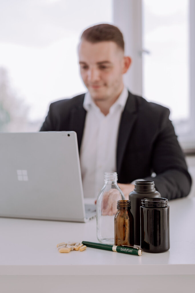 Businessfotograf-Bremen-Unternehmer-mit-Produkt-im-Vordergrund