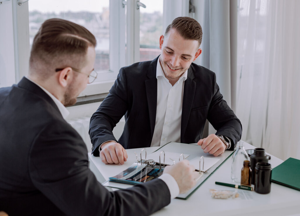 Businessfotograf-Bremen-Zwei-Geschäftsmänner sitzen zusammen