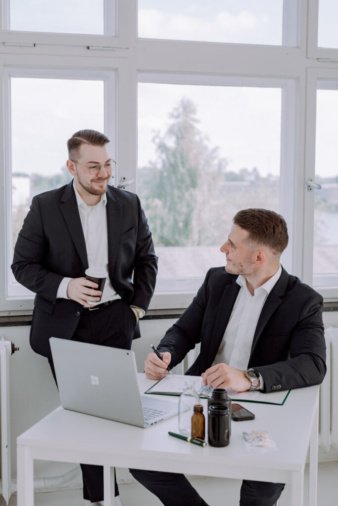 Businessfotograf-Bremen-Zwei-Geschäftsmänner-lachen
