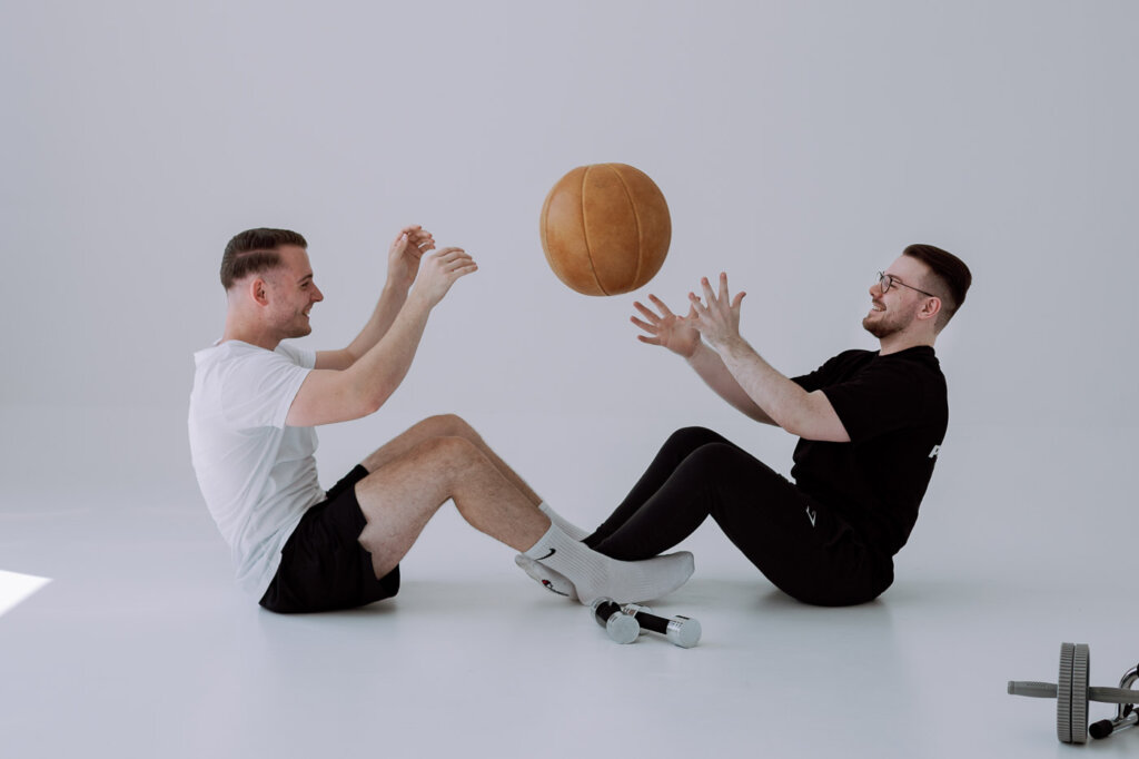 Businessfotograf-Bremen-Zwei-Männer-spielen-Ball