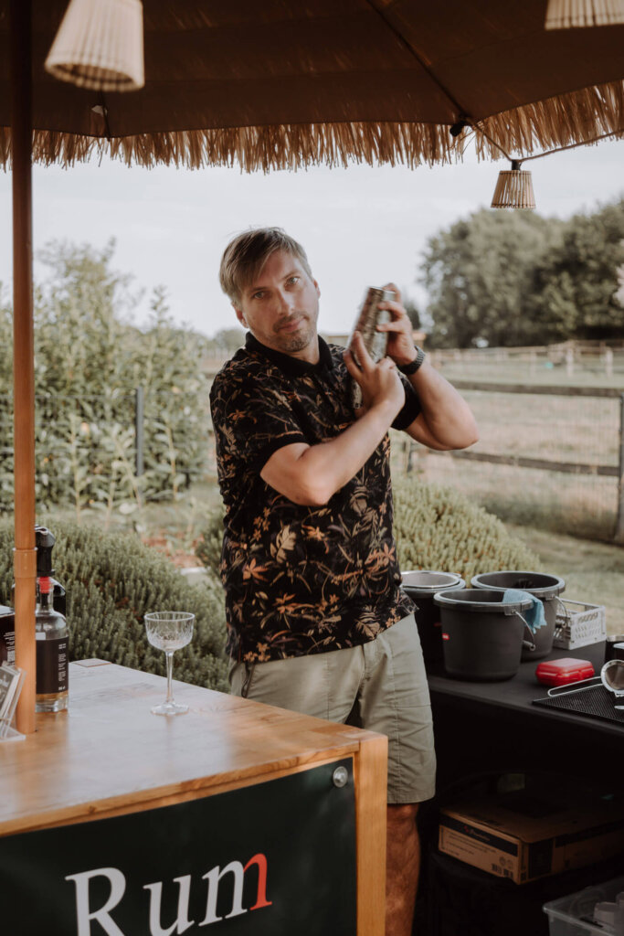 Eventfotograf-Bremen-Ein-Barkeeper-arbeitet