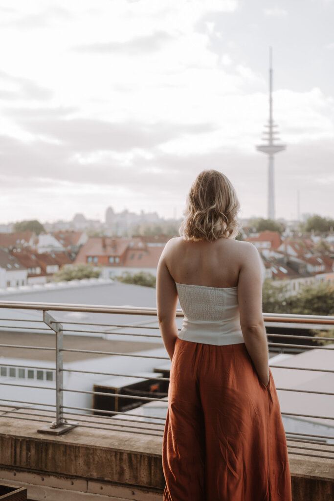 Eventfotograf-Bremen-Eine-Frau-Schaut-Sich-Eine-Aussicht-An