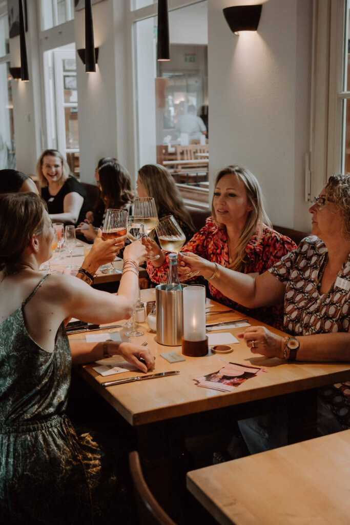 Eventfotograf-Bremen-Frauen-stoßen-an