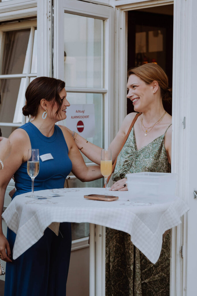 Eventfotograf-Bremen-Zwei-Frauen-Begrüßen-Sich