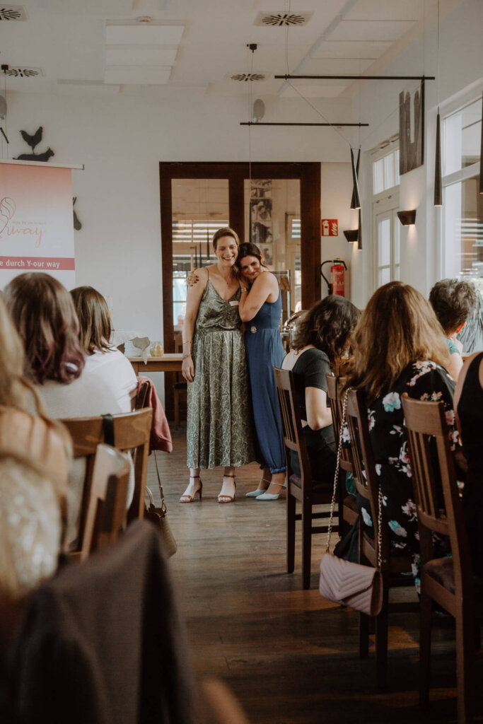 Eventfotograf-Bremen-Zwei-Frauen-umarmen-Sich