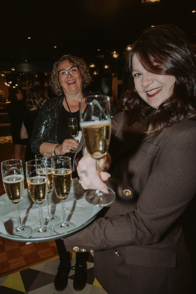 Eventfotograf-Bremen-eine-Frau-prostet-in-die-Kamera