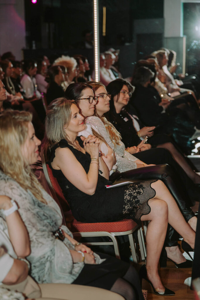 Eventfotograf-Bremen-im-Publikum-sitzen-Frauen