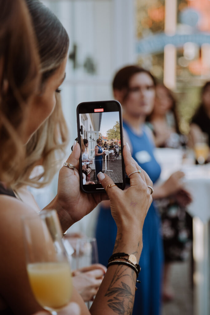 Eventfotograf-Bremen-jemand-filmt-mit-dem-handy