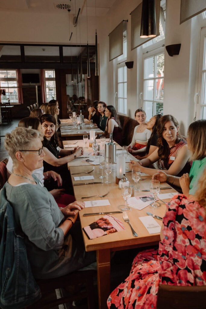 Eventfotograf-Bremen-viele-Frauen-an-einem-tisch